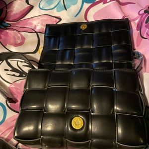 This is a seatbelt like purse brand new no tags, the handles is still wrapped